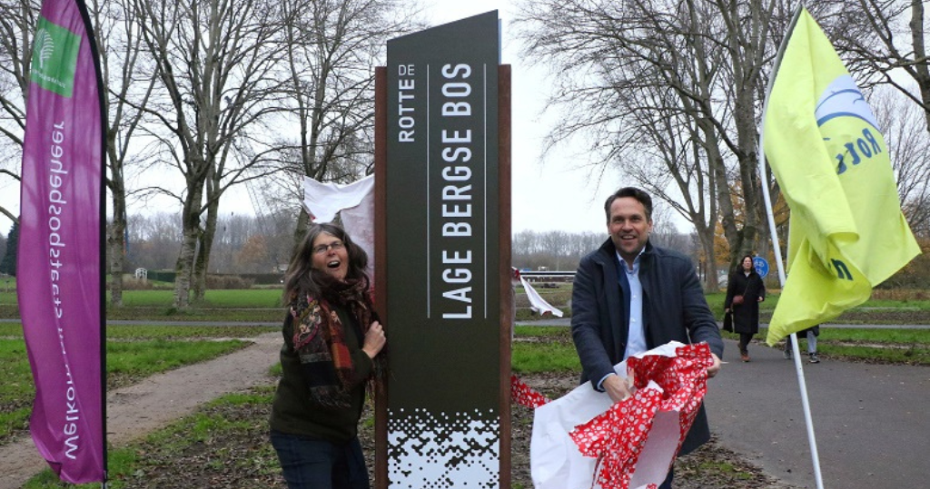 Wethouder Muis Onthult Nieuwe Bewegwijzering Rottemeren Gemeente