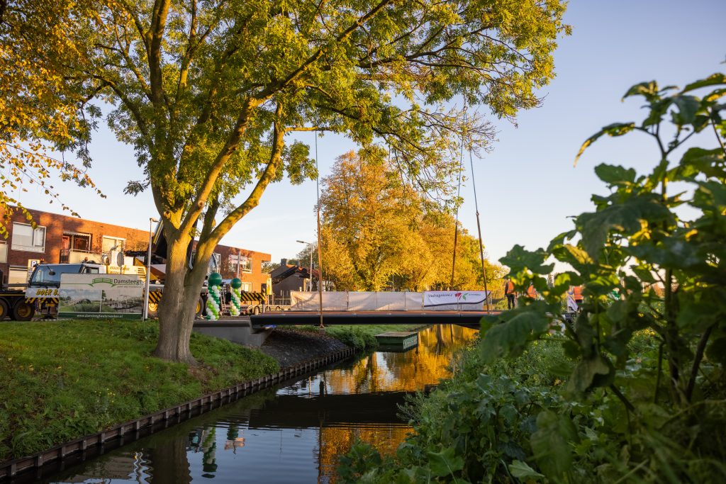 Foto's plaatsing grootste 3D-geprinte fietsbrug van Nederland in Berkel & Rodenrijs